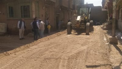 تسوية منطقة العزبة المستجدة بأسيوط تمهيدًا لرصفها 