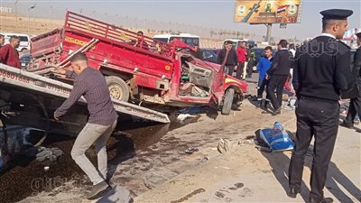 أول صور لمصرع 4 عمال وإصابة 7 آخرين في انقلاب سيارة بطريق السويس