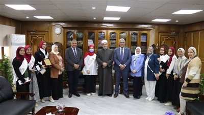 رئيس جامعة الأزهر يكرم طالبات كلية التمريض (صور)