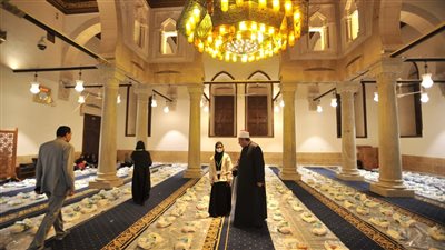 قيادات الأزهر يشاركون الوافدين إفطارهم بالجامع الأزهر (صور)