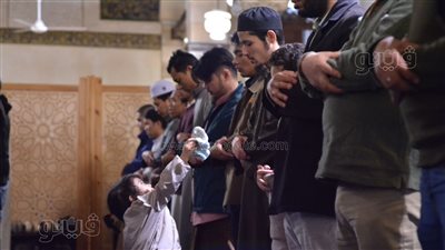 علماء الأزهر وآلاف المصلين يؤدون العشاء والتراويح في أروقة الأزهر العتيقة (صور)