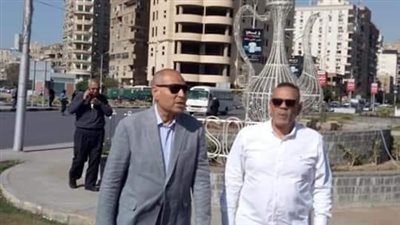 نائب محافظ القاهرة يتفقد تزيين ميدان هليوبوليس