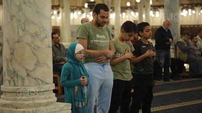  فرحة وبهجة، الأطفال يزينون أروقة مساجد مصر خلال ليالي رمضان (صور)