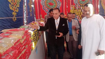 رئيس مركز ملوي بالمنيا يتفقد معارض أهلًا رمضان