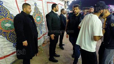 أيمن أشرف يقدم واجب العزاء في زوج والدة حسين الشحات (صور)