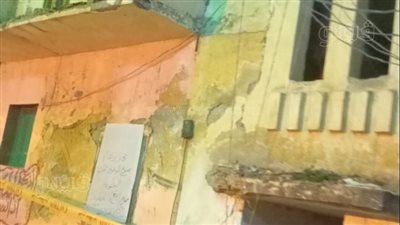 انهيار جزئي بعقار في الإسكندرية وإصابة سيدة تصادف مرورها (صور) 