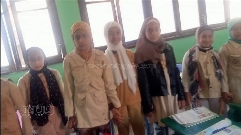 تلاميذ يوزعون شنط