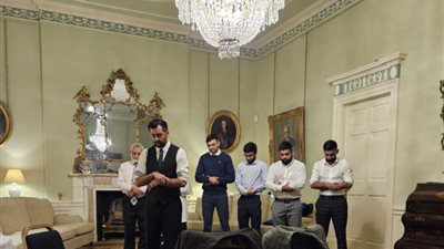 رئيس وزراء إسكتلندا يقيم الصلاة بمقر إقامته الرسمي (صور)