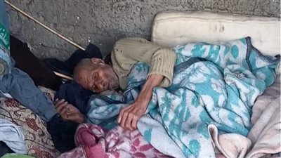 كان أمهر صانع جريد.. إنقاذ مسن يفترش الشارع بالغربية