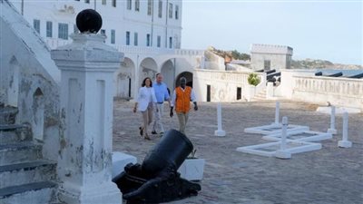 كاملا هاريس تواجه النفوذ الصيني في أفريقيا بالقوة الناعمة، وقلعة العبيد البداية (صور)