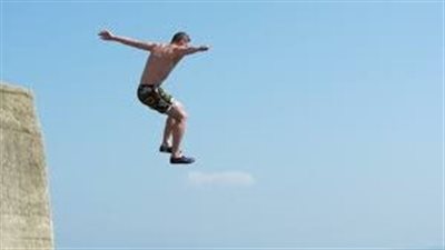 تفسير حلم القفز من مكان عال في المنام وعلاقته بالإصابة ببعض الأضرار 