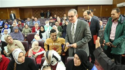 محافظ كفر الشيخ يكرم الأمهات المثاليات ويهديهن رحلات عمرة (صور)