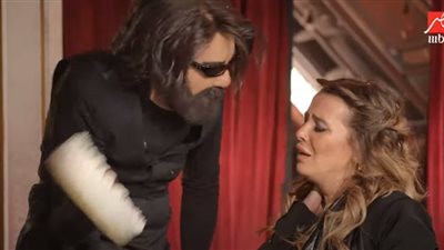 رامز جلال يقذف التورتة في وجه إيمان العاصي، والفنانة: أنا بكرهك أوي (فيديو)