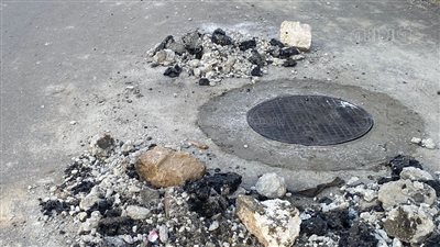 تركيب أغطية غرف الصرف الصحي بدلا من المسروقة ببني سويف