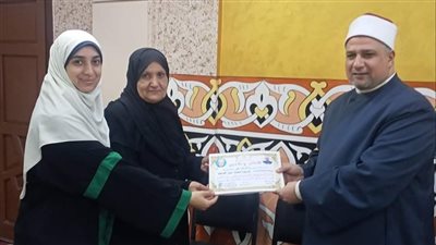 وكيل أوقاف الإسماعيلية يكرم السيدات حافظات القرآن (صور) 