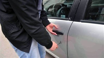 لص يسرق سيارة شرطة وتنتهي مطاردته بمأساة (فيديو)