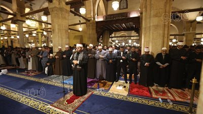 آلاف المصلين يؤدون صلاتي العشاء والتراويح بالجامع الأزهر (صور) 