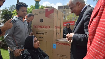 محافظ الجيزة يسلم 20 جهازا لـ 10 فتيات مقبلات على الزواج (صور)