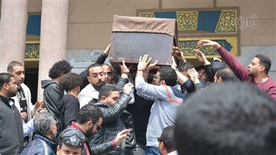 انتهاء صلاة الجنازة على والدة الفنان محمد عز (فيديو وصور)