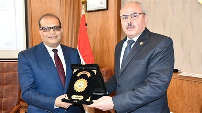 تكريم عادل حسن لجهوده في إدارة مستشفيات جامعة قناة السويس 