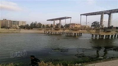 شاب يلقي بنفسه في البحر من أعلى كوبري بالشرقية