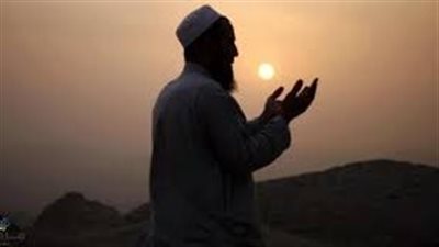 تفسير حلم الدعاء في المنام وعلاقته بسداد الدين وقضاء الحوائج 