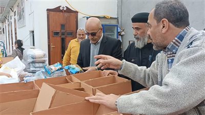 كنيسة بالإسكندرية تشارك في إطعام الصائمين وتوزع كراتين وفوانيس رمضان (صور)