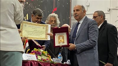 نقابة الأطباء تكرم أستاذا بطب الأزهر وتمنحه لقب الطبيب المثالي