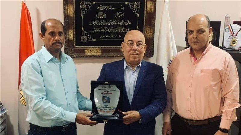 خلال تسليم الدرع