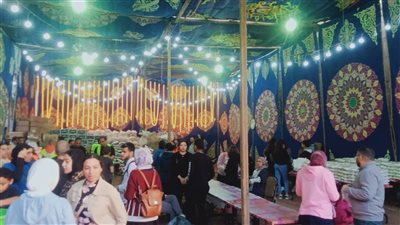 شباب متطوعون ينظمون إفطارا تحت عنوان مائدة فرحة بشوارع الإسكندرية (فيديو)