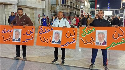 عمال الزمالك يدعمون مرتضى منصور بلافتات تحمل شعار ليفربول الإنجليزي (صور)