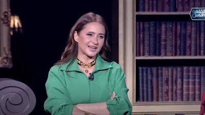 رد قوي من نيللي كريم على مجاملة زوجها في مسلسل عملة نادرة (فيديو)