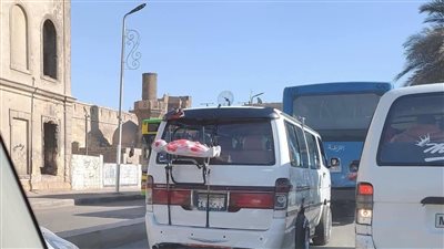 ضبط سائق وضع كفنا بلون الدم خلف السيارة لمنع الأطفال من تسلقها