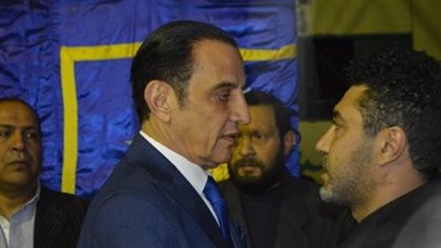 طارق علام ومحمد علي رزق ومنى فاروق في عزاء والدة محمد عز (صور) 