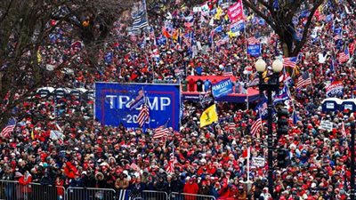 نزول أنصار ترامب إلى الشارع في ولاية فلوريدا للاحتجاج على لائحة الاتهام (فيديو)