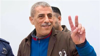 طفلة فلسطينية ولدت بنطفة مهربة تزور والدها الأسير في سجون الاحتلال (صور)