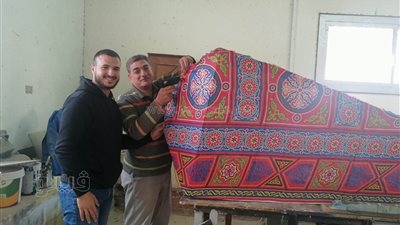 حكاية أكبر فانوس بجامعة بنها.. عمرو حول أكوام القمامة إلى قطع فنية (صور) 