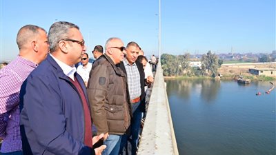 وزير الري يتفقد أعمال تطهيرات فرع رشيد ومحطات العطف في البحيرة