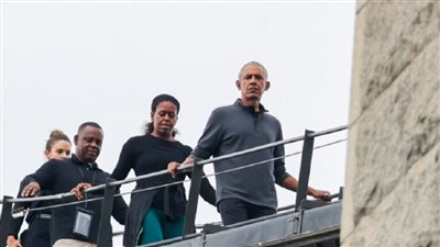 أوباما يتجاهل إجراءات السلامة في أستراليا، ويحكي قصة إعجابه بمضيفة طيران