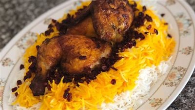 طريقة عمل فراخ مشوية مع أرز بالزعفران (فيديو)