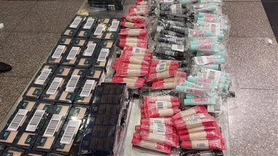 ضبط مستحضرات تجميل غالية الثمن بحوزة راكب في مطار القاهرة 