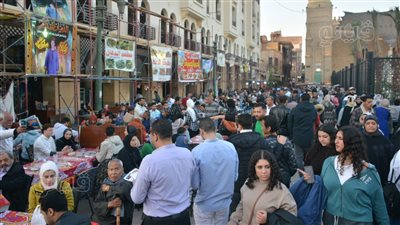 لحظة إفطار الصائمين في الحسين (فيديو وصور)