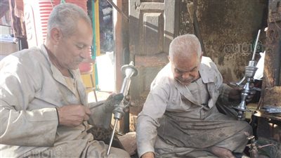 شقيقان قبطيان من ذوي الهمم يبدعان في تحويل الصفيح إلي تحف في قنا.. والزبائن: أيديهم تتلف فى حرير (صور)