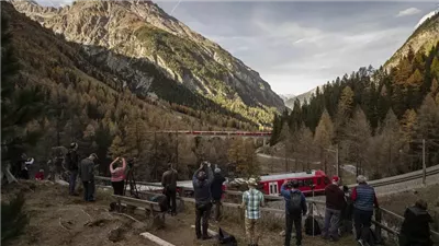 إصابة عدة أشخاص في حادث خروج قطارين عن القضبان في سويسرا  