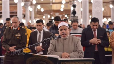 مئات المصلين يؤدون التراويح من جامع عمرو بن العاص (صور)