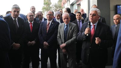 وزير التعليم العالي يعلن تسليم كارنيهات التأمين الصحي الشامل لجميع العاملين