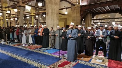 آلاف المصلين من مختلف الجنسيات يؤدون التراويح في الجامع الأزهر (صور)