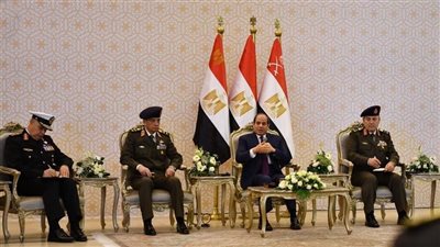 أخبار مصر اليوم: رسائل السيسي لكبار قادة القوات المسلحة.. والأرصاد تعلن طقس غدًا السبت
