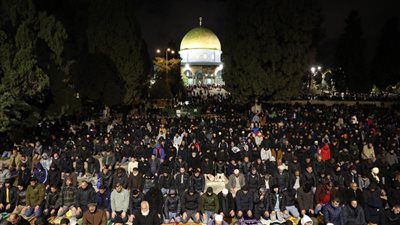 150 ألف يؤدون صلاة التراويح بالمسجد الأقصى رغم إجراءات الاحتلال (صور)