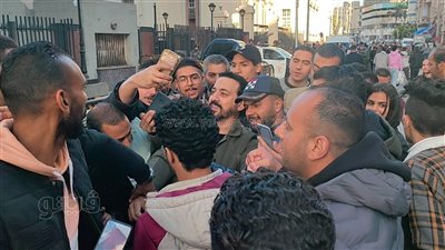 دياب يلتقط سيلفي مع أهل الإسكندرية ومنى زكي بملابس السجن (صور) 